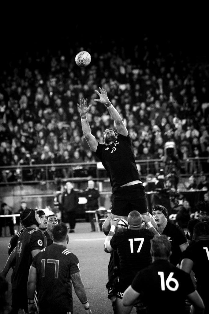 Going for the ball at a line out